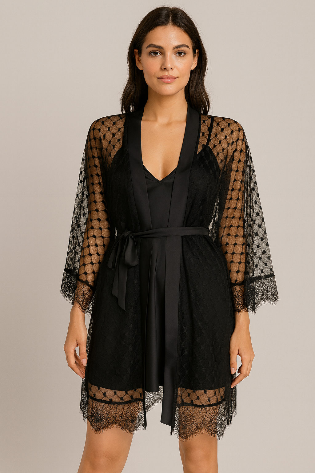  طقم قصير على شكل فراشة من قطعتين من الساتان والدانتيل باللون الأسود